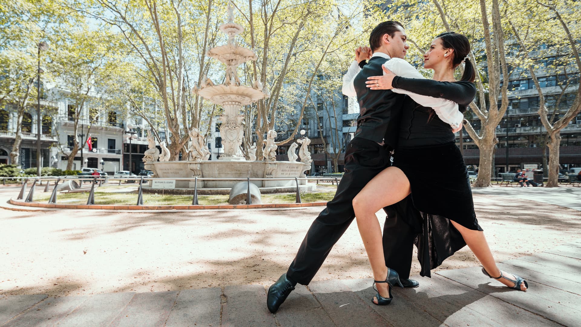 Tango en la calle, Montevideo